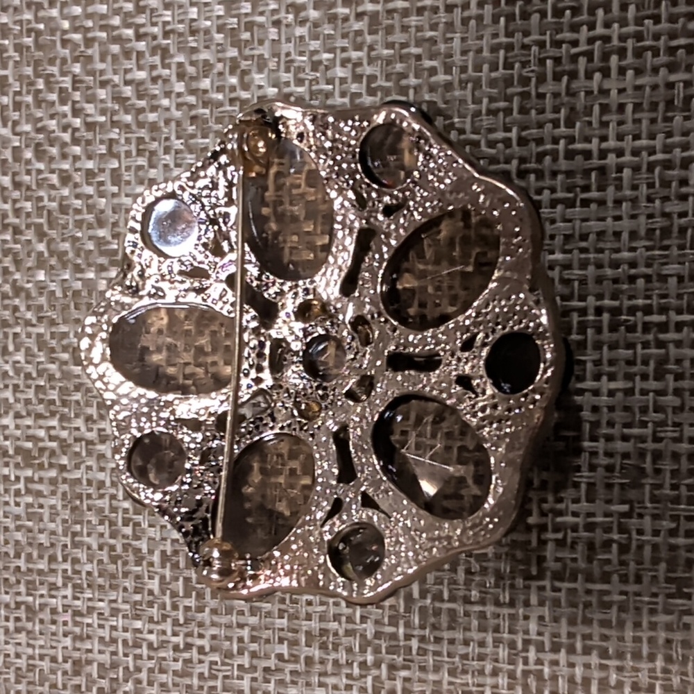 Vintage Flower Pattern Brooch - image 4